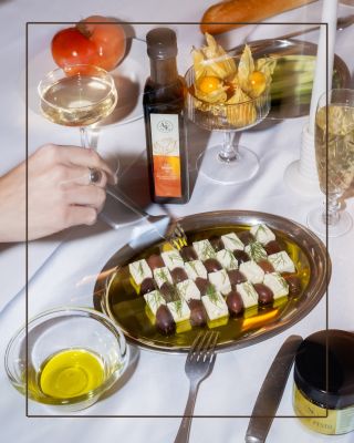 Na Martina se hoduje – husa, víno, dobrá nálada. 🍷 Ať už si ji dnes dopřejete, nebo zůstanete jen u sklenky, na stůl patří...